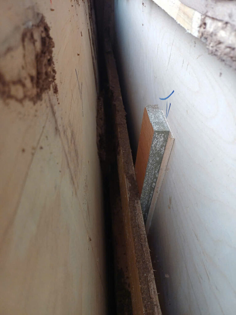Bột gỗ mịn - đặc trưng mà mối để lại sau khi phá hoại