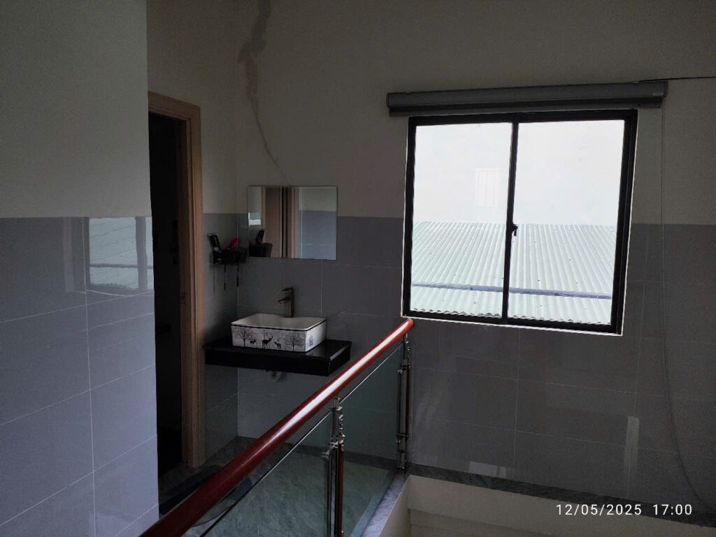 Khu vực nhà vệ sinh tầng 2 có độ ẩm cao, dễ thu hút mối phát triển