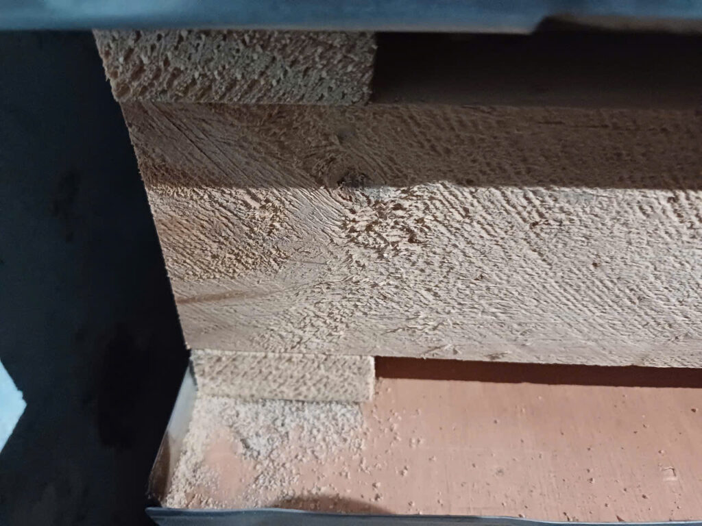 Gỗ bị mối xâm nhập, để lại nhiều lỗ nhỏ li ti.