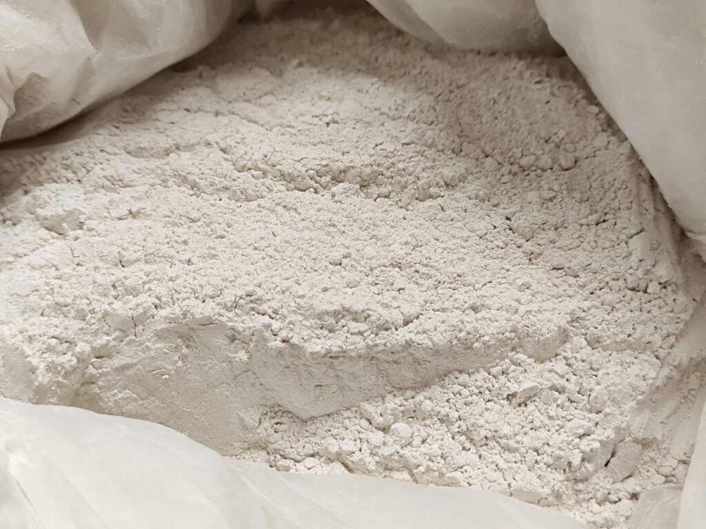 Vôi bột cách diệt mối truyền thống mà ông bà ta đã sử dụng từ xưa.